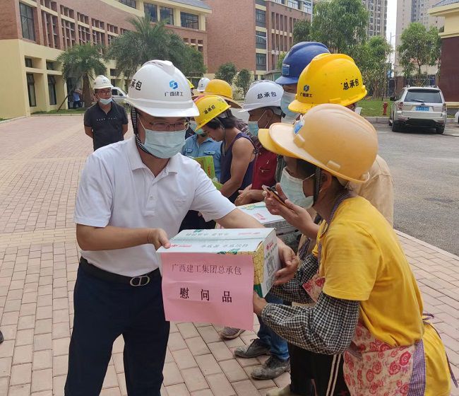 发放慰问品 。彭永彬 摄（建图）.jpg