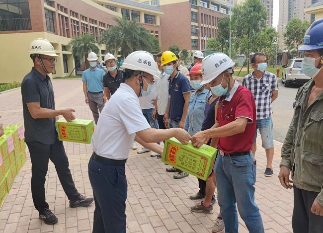 发放慰问品。彭永彬 摄（建图）.jpg