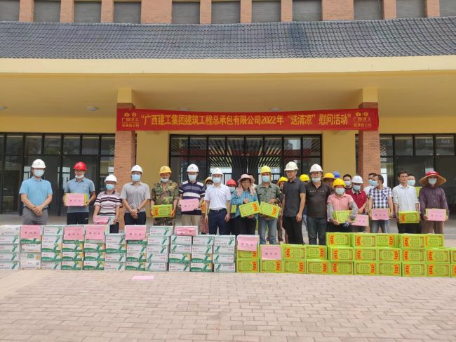 送清冷活动现场。彭永彬 摄（建图）.jpg