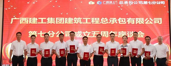 邓少新与获奖职工合影。周煜川 摄（建图）.jpg