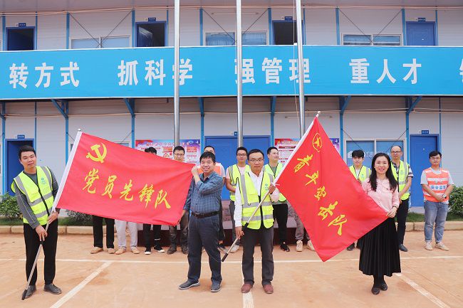 岑廷义和张力为党支部授旗。周煜川 摄（建图）.jpg