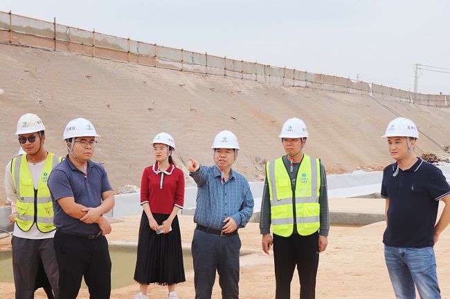 岑廷义深刻现场视察施工过程。周煜川 摄（建图）.jpg