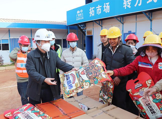 发放慰问品。周煜川 摄（建图）.jpg