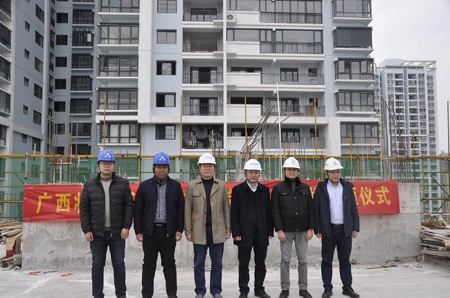 参与封顶典礼的有关辅导合影。王瑾贞 摄（建图）.jpg