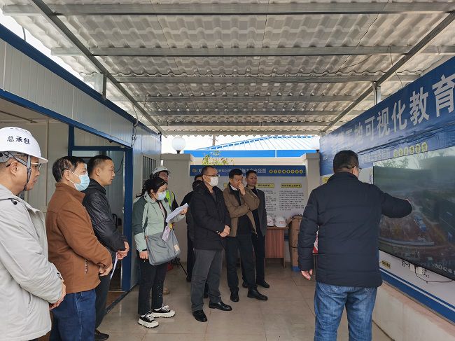 听取项目情况汇报。彭强 摄（建图）.jpg