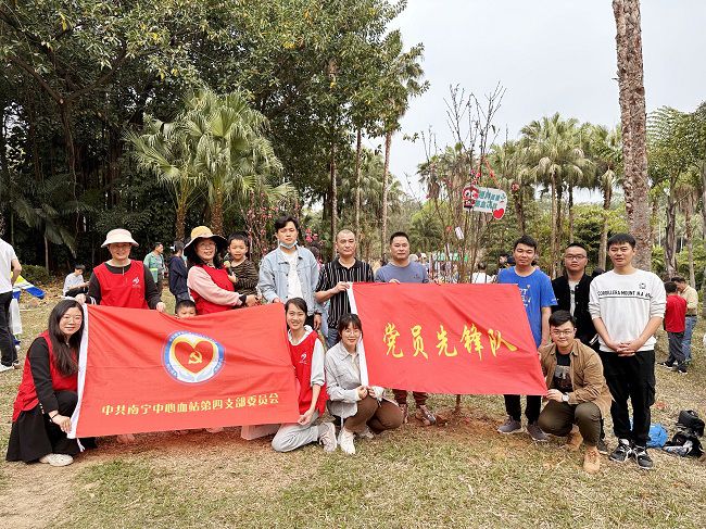 与主办方合影留想。周煜川 摄（建图）1.jpg