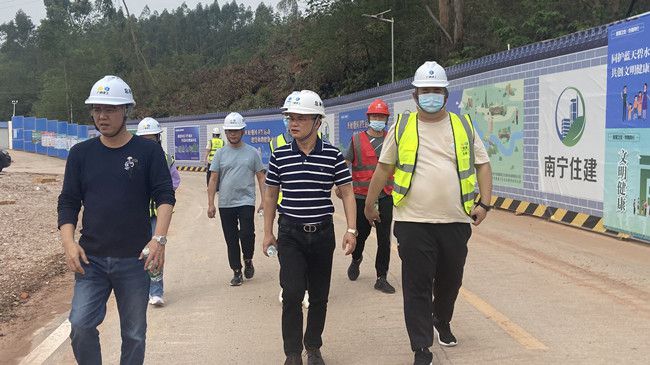 邓少新深刻施工现场查抄领导。陆勤摄（建图）.jpg