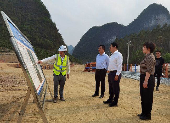 听取工作汇报。江家兵 摄（建图）.jpg