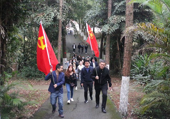 徒步走。张钊林 摄（建图）.jpg