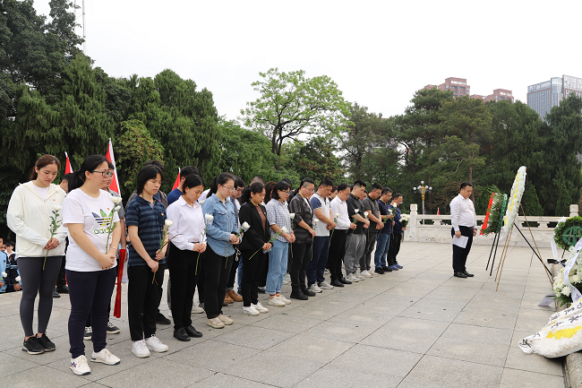 整个默哀。林成斌 摄（建图）.png