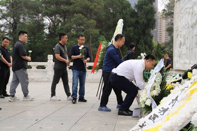 敬献白菊。林成斌 摄（建图）.jpg