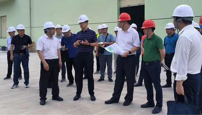 视察项目现场。谢家宝 摄（建图）.png