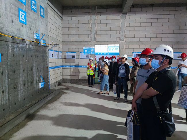 公司员工观摩。覃桂整 摄（建图）.jpg