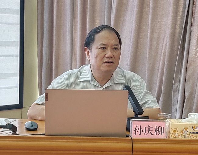 孙庆柳在授课；票ι 摄（建图）.jpg