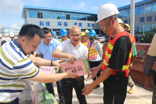 发放慰问品。梁红玉 摄（建图）.jpg
