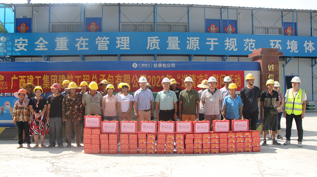 送清冷现场。蔡怡灵 摄（建图）.png