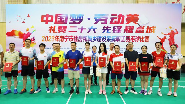 公司获优良组织奖，李天阳代表公司上台领奖。.jpg