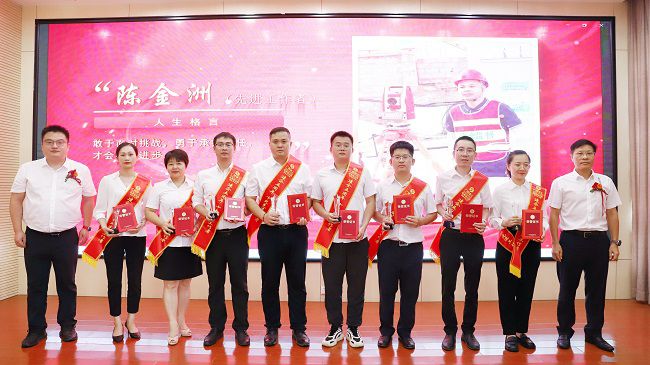 先进工作者颁奖合影。杨钰 摄（建图）.jpg