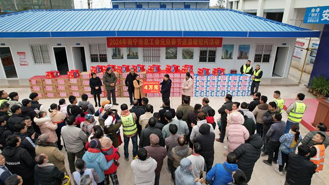 送温暖现场。（建图）.jpg