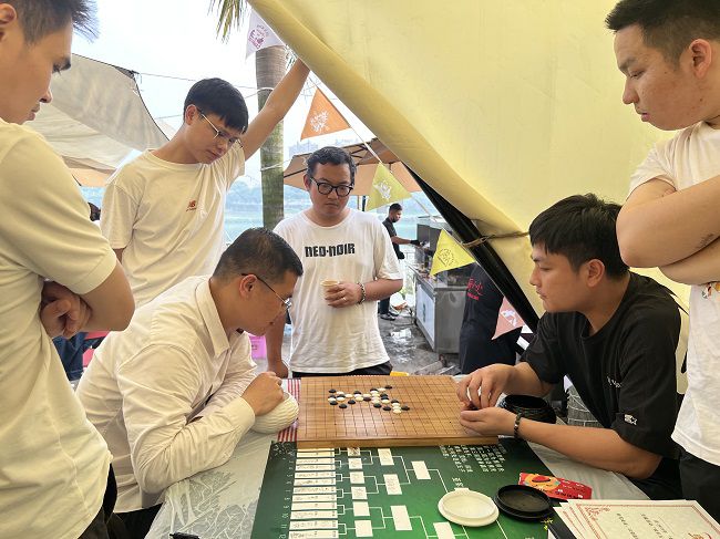 五子棋角逐现场。杨钰 摄（2）.jpg