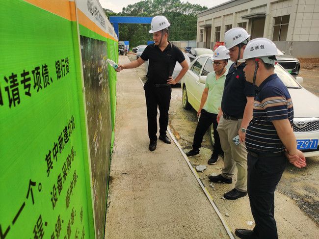 黎双荣听取项目情况介绍。李海宁摄（建图）.jpg
