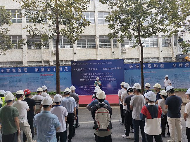 莫志元做演练带头和颁发演练起头；票ι 摄（建图）.jpg