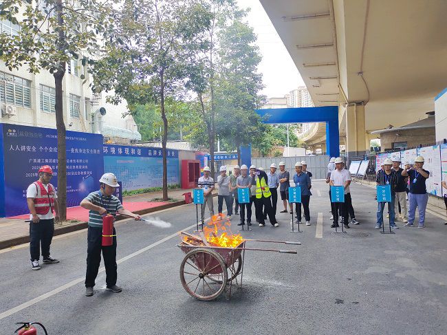 梅锦辉示芳火器操作；票ι 摄（建图）.jpg